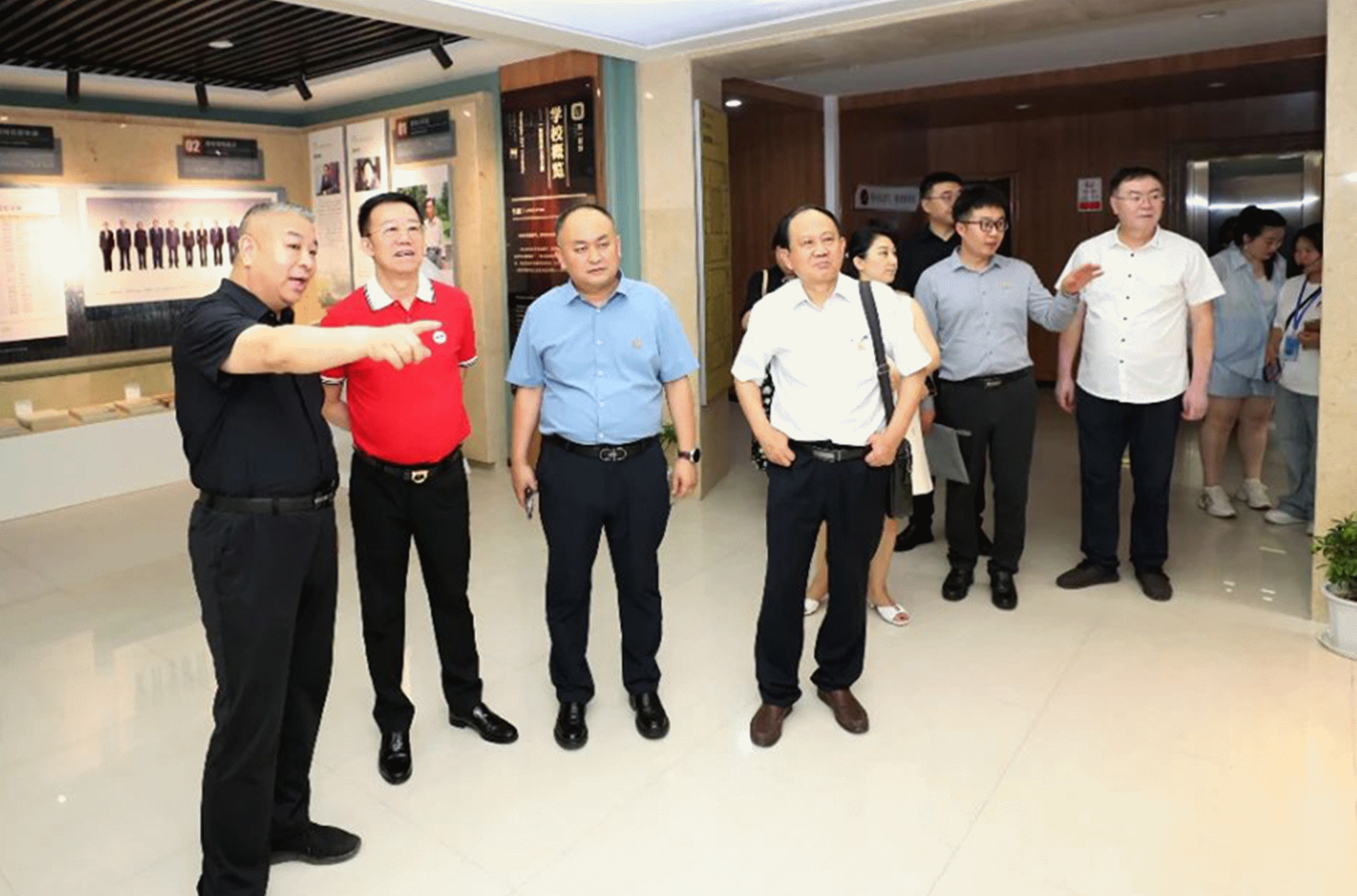与中国民办高校先行者同行 共赴教育高质量发展新未来——集团董事局主席、总裁袁汉源先生率团赴黄河科技学院考察交流